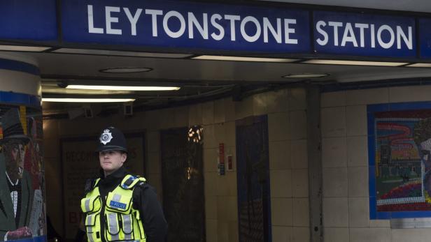 Ein Polizist steht vor dem Eingang zur U-Bahn-Station Leytonstone.