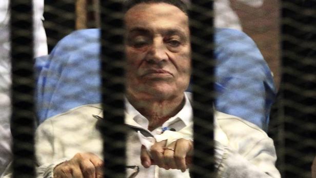 Egypt&#039;s ousted President Hosni Mubarak sits inside a dock at the police academy on the outskirts of Cairo, in this file picture taken April 15, 2013. Mubarak, who was overthrown in an uprising in 2011, will be released from jail in the next 48 hours after a prosecutor cleared him in a corruption case, his lawyer Fareed El-Deeb told Reuters on August 19, 2013. REUTERS/Stringer/Files (EGYPT - Tags: POLITICS CRIME LAW)