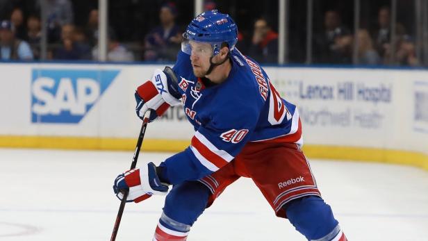 Ein Eishockeyspieler der New York Rangers in Aktion auf dem Eis.