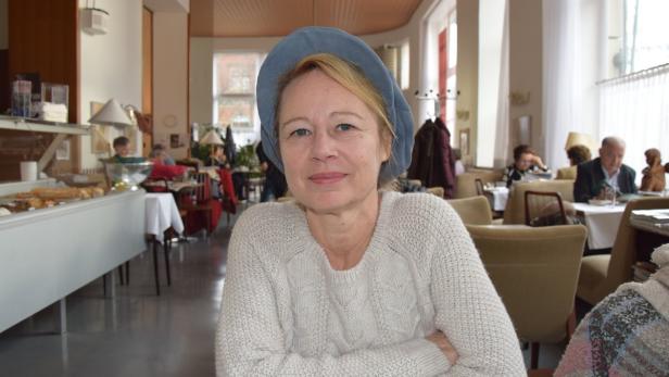 Karin Ivancsics lebt heute in Wien und Deutsch Jahrndorf.