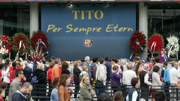 Rund 21.000 Menschen standen am Samstag bis kurz vor Mitternacht vor einem im Camp-Nou-Stadion errichteten Altar Schlange, um Vilanova die letzte Ehre zu erweisen.