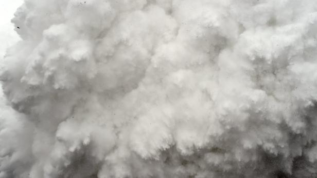 Eine große, dichte Wolke aus weißem Rauch oder Dampf.