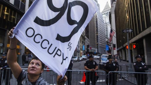 A Occupy Wall Street activist marches with demonstrators through the financial district during the one-year anniversary of the movement in New York, September 17, 2012. REUTERS/Lucas Jackson (UNITED STATES - Tags: CIVIL UNREST BUSINESS)