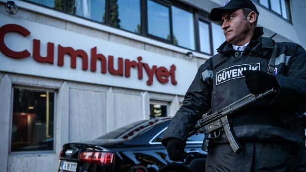 Polizist vor der Redaktion der türkischen Oppositionszeitung Cumhuriyet.