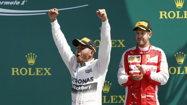 Sebastian Vettel (Dritter) applaudiert dem jubelnden Sieger Lewis Hamilton.
