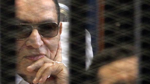 epa03660460 Former Egyptian President Hosni Mubarak, on a stretcher, looks out from the bars of a cage inside the court room during his trial at the Police Academy in Cairo, Egypt ,13 April 2013 A judge presiding over the retrial of former Egyptian president Hosny Mubarak on charges related to the 2011 deaths of protesters withdrew from the case as it started 13 April 2013. Judge Mustafa Hassan said as the new trial started that he was feeling &#039;uneasiness&#039; about hearing the case and would refer the case back to the Appeals Court so it could name a new judge. EPA/KHALED ELFIQI