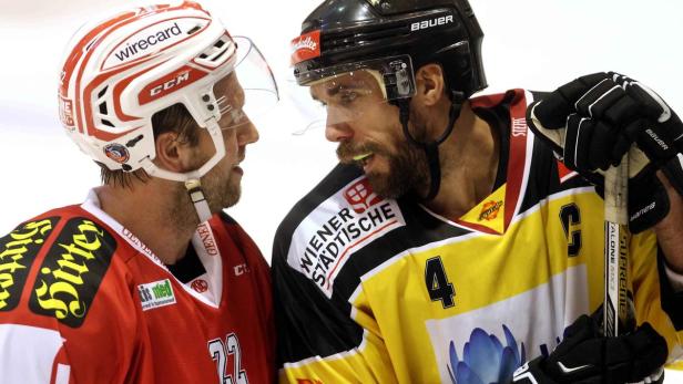 Auf Augenhöhe? KAC-Verteidiger Pöck gegen Capitals-Zweikampfmaschine Lakos