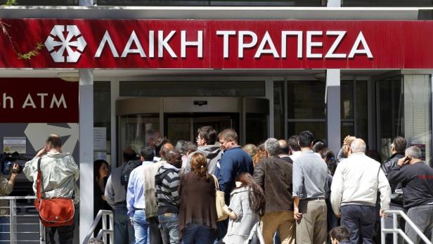 Laiki-Bank im März 2013: Sparer wollen Zugriff auf ihr Geld. Die Bank wurde zerschlagen, ein Grieche fordert nun von Zypern Schadenersatz.