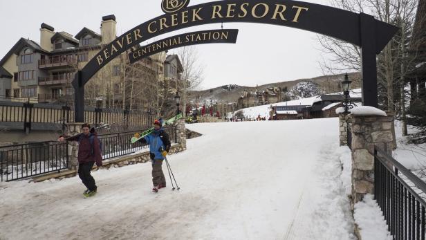 Zwei Personen betreten das verschneite Beaver Creek Resort.