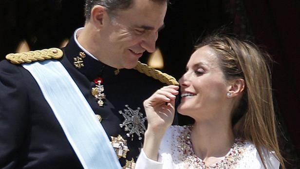 König Felipe VI. und Königin Letizia von Spanien scheinen sich zugeneigt.