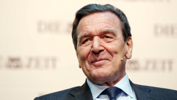 Ein Porträt von Gerhard Schröder vor einem hellen Hintergrund.