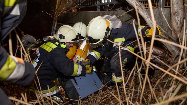 Die Feuerwehr Baden bei der Bergung des Tresors