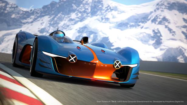Ein blauer Alpine Vision Gran Turismo auf einer Rennstrecke vor schneebedeckten Bergen.
