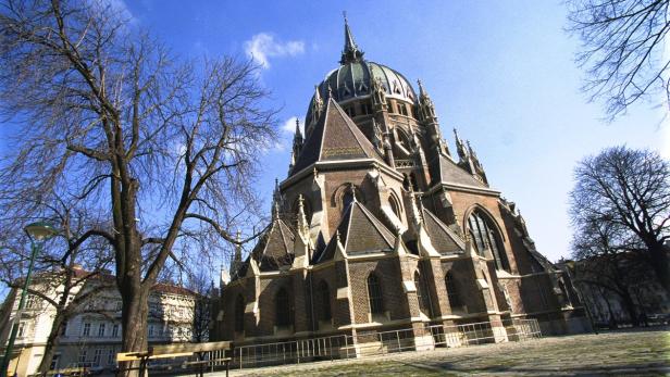 Die Herz-Jesu-Kirche in Graz an einem sonnigen Tag.