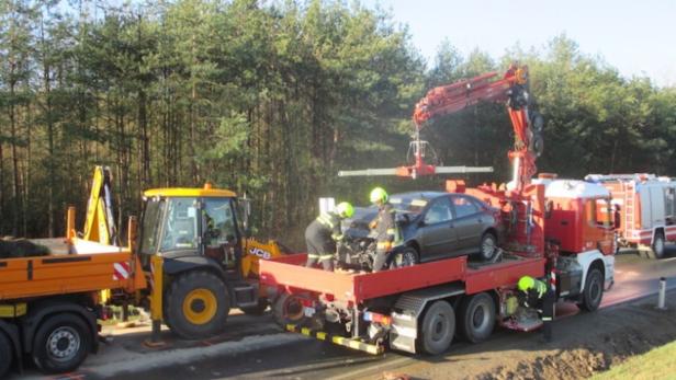 Bei Altenburg krachte ein Wagen gegen einen Bagger, Feuerwehrleute bargen das Autowrack