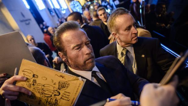 Arnold Schwarzenegger signiert Autogramme für Fans.