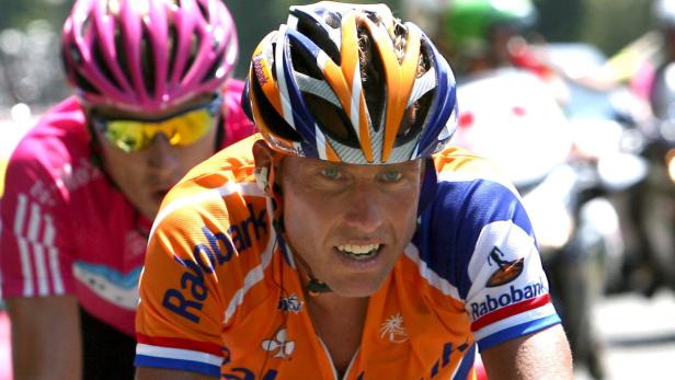 epa03611658 (FILE) A file photo dated 27 July 2007 of Dutch cyclist Michael Boogerd of the Rabobank team riding his bike during the 18h stage of the Tour de France cycling race between Cahors and Angouleme in France. Media reports on 06 March 2013 state that Boogerd confessed to doping and quoted him as saying that he had been using EPO, blood transfusions and cortisone from 1997 until the end of his career in 2007. EPA/OLIVER WEIKEN