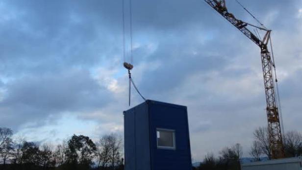 Die Einbrecher ließen den Container auf einer Wiese neben der Baustelle stehen