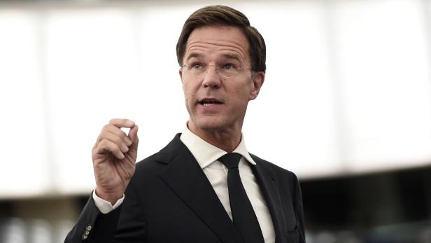 Mark Rutte gestikuliert während einer Rede.