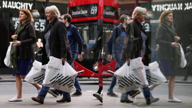 Shopper in der Oxford Street, London