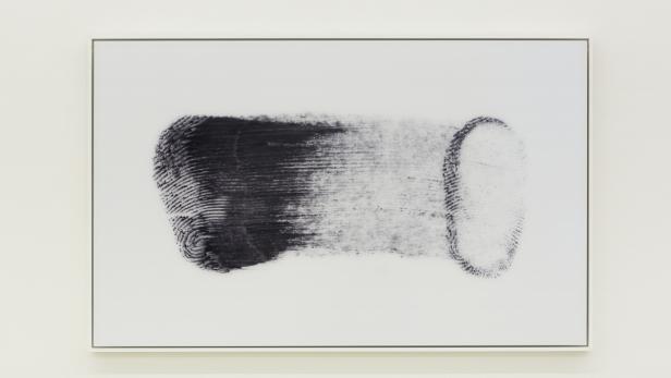 Evan Roth, &quot;Slide to Unlock&quot;. Der Druck auf Acrylglas, 73 x 117 cm groß, zeigt den Fingerabdruck auf einem Smartphone