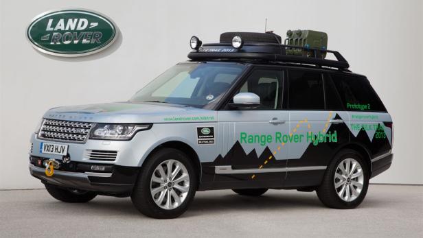 Ein silberner Range Rover Hybrid „Silk Trail 2013“ mit Expeditionsausrüstung auf dem Dach.