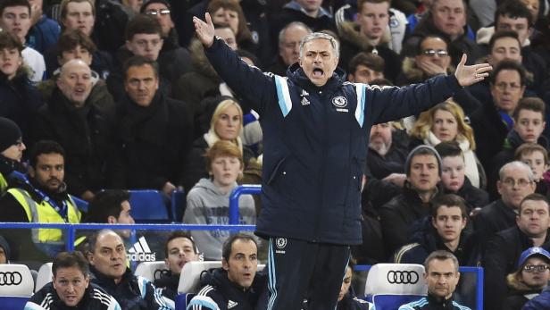 José Mourinho gestikuliert während eines Fußballspiels an der Seitenlinie.