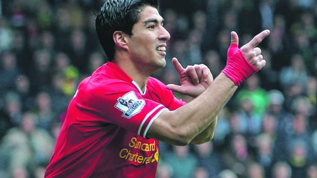 Luis Suárez jubelt in einem roten Trikot mit bandagierten Händen.