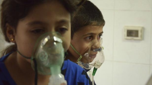 Children, affected by what activists say was a gas attack, breathe through oxygen masks in the Damascus suburb of Saqba, August 21, 2013. Syria&#039;s opposition accused government forces of gassing hundreds of people on Wednesday by firing rockets that released deadly fumes over rebel-held Damascus suburbs, killing men, women and children as they slept. REUTERS/Bassam Khabieh (SYRIA - Tags: POLITICS CIVIL UNREST CONFLICT TPX IMAGES OF THE DAY)