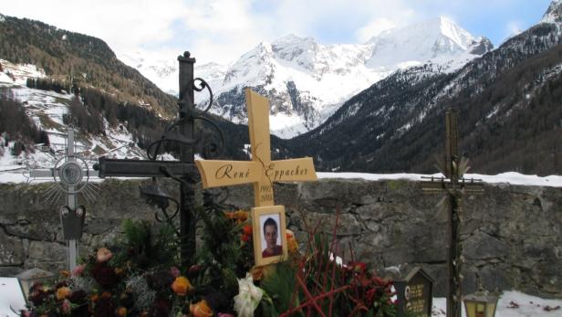 Das Grab von René Eppacher, der bei einer Kollision mit dem Auto des Südtiroler Extrembergsteiger Hans Kammerlander starb.