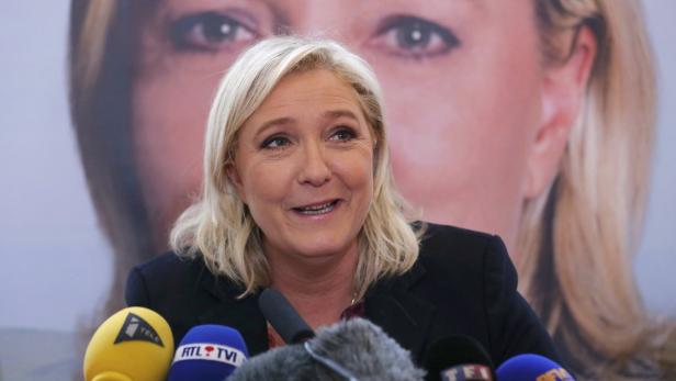 Marine Le Pen feiert ihren Sieg bei der ersten Runde der Regionalwahl