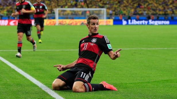 Ein deutscher Fußballspieler jubelt auf dem Rasen.