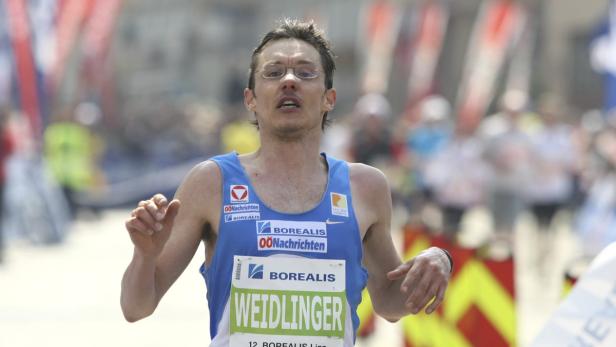 Ein erschöpfter Läufer, Weidlinger, nimmt an einem Marathon teil.