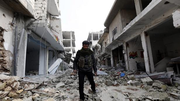 Nach dem Zurückdrängen der Terrormiliz IS aus Kobane zeigen die kurdischen Kämpfer ihr erobertes Territorium.