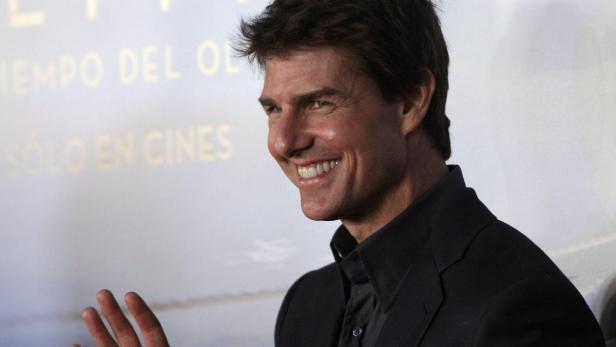 epa03642044 US. actor Tom Cruise greets his fans as he attends the screening of his latest film &#039;Oblivion&#039; in Buenos Aires, Argentina, 26 March 2013. Cruise attended the screening accompanied by actreeses Andrea Riseborough and Olga Kurylenko that also participate in the film. EPA/Alberto Raggio