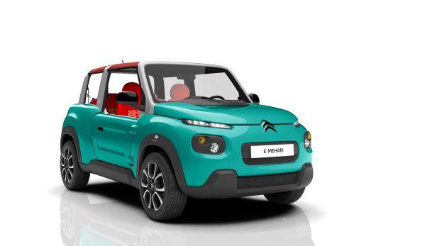 Ein türkisfarbener Citroën E-Mehari mit rotem Interieur vor einem weißen Hintergrund.