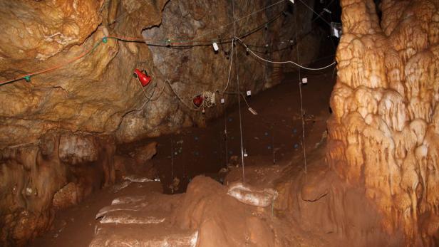 In dieser Karsthöhle beim Dorf Manot fanden israelische Forscher mehrere Fossilien, darunter eine 50.000 Jahre alte Schädeldecke.