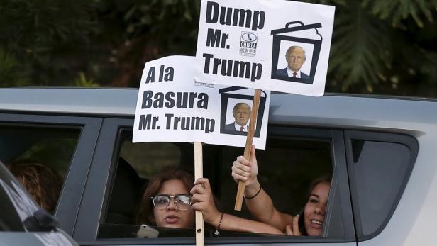 &quot;Trump in den Müll&quot;: Proteste von Latinos.