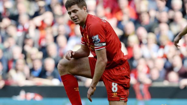 Steven Gerrard kniet enttäuscht auf dem Rasen.