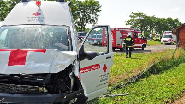 Unfall mit Rettungsauto. Sechs Personen beteiligt.