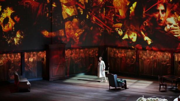Anna Netrebko im Bühnenbild von Christian Fenouillat.