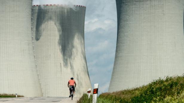 Kühltürme des Atomkraftwerkes Temelin in Tschechien.