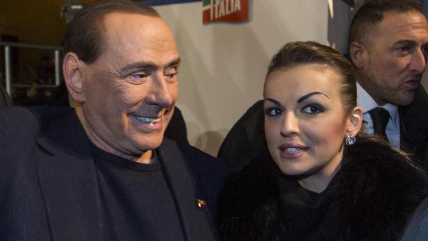 Silvio Berlusconi mit einer jungen Frau bei einer Veranstaltung von Forza Italia.