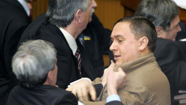 Martynenky (Foto: Raufhandel im Parlament) soll in Wien Scheinfirmen steuern.