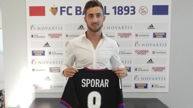 Ein Mann hält ein FC Basel Trikot mit dem Namen „Sporar“ hoch.