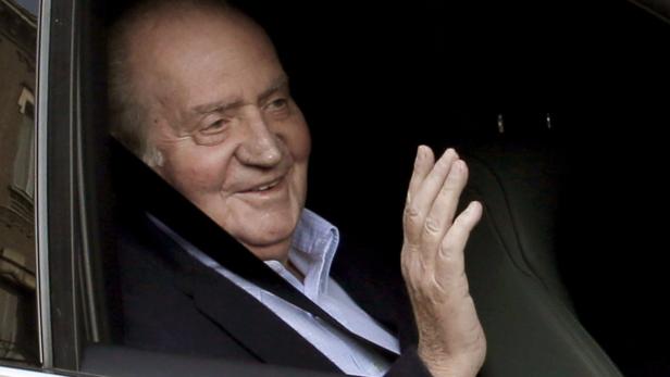 epa03607765 Spanish King Juan Carlos waves to photographers as he arrives at La Milagrosa hospital in Madrid, Spain, 03 March 2013. The monarch is undergoing surgery for a slipped disc on 03 March. EPA/JUANJO MARTIN