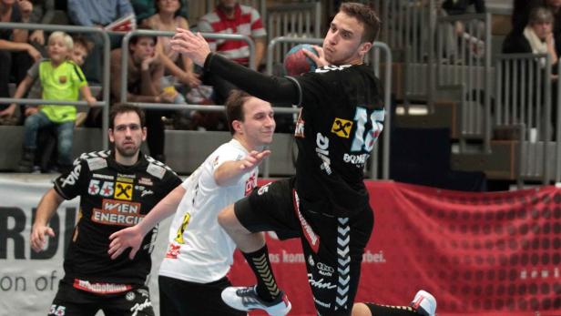 Ein Handballspieler springt, um den Ball zu werfen.