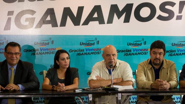 Das venezolanische Oppositionsbündnis unter Jesus Torrealba (2.v.re.)