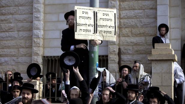 Ultra-orthodoxe Juden greifen Polizei an