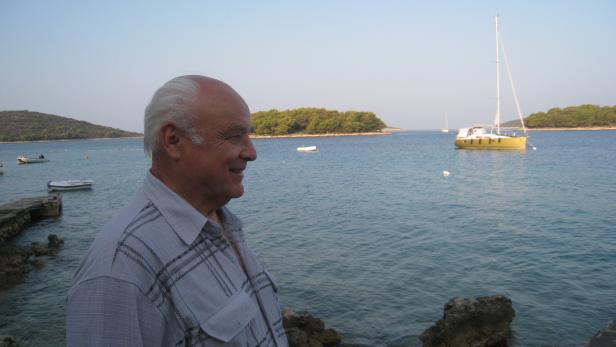 Vicko Blagaic vor seinem Haus im Fischerdorf Maslinica